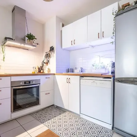 Charming Modern And Bright 4p